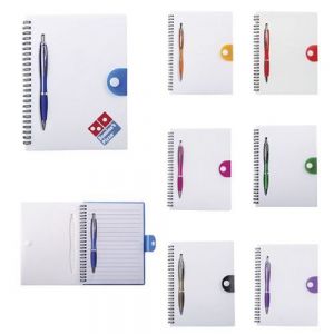 Libreta cubierta de plástico, espiral metálico y bolígrafo.
